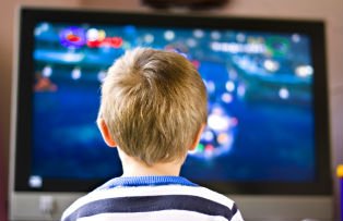 Cum ii afecteaza pe copii privitul la televizor ore in sir