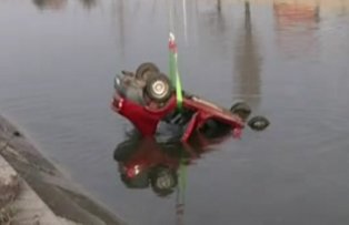 Accident grav in Capitala: O masina a cazut in raul Dambovita. O tanara a murit inecata