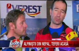 Alpinistii din Nepal teferi acasa