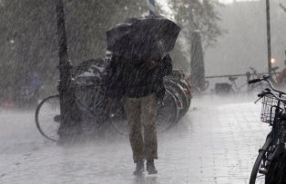 Alerta meteo! Grindina si vijelii in jumatate din tara