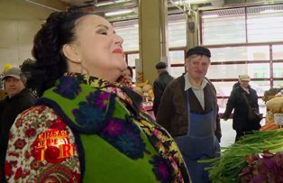 VIDEO / Daniela Condurache, surpriza muzicala in piata. Vedeta i-a  incantat pe vanzatori cu o melodie populara