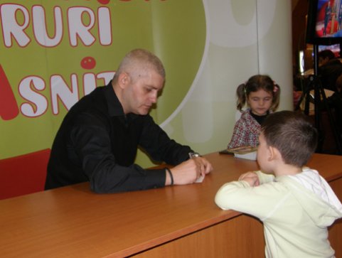 Zeci de copii l-au intampinat pe Virgil Iantu la Cluj