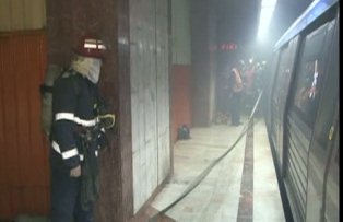 INCENDIU la metrou: Oameni prinsi in statia de la Piata Romana
