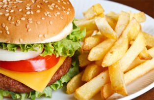 Cum arata un burger si o portie de cartofi prajiti de la fast-food dupa ce au stat sase ani intr-o punga