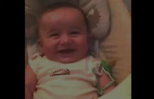VIDEO / Un bebelus care rade malefic a devenit viral pe Internet