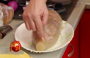 VIDEO / Lidia Fecioru a gatit o piftie in forma de porc. Cum sa faci sa-ti iasa la fel