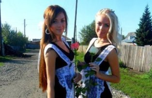 Tinuta demna de filmele pentru adulti la o scoala din Rusia. Cum s-au prezentat doua eleve la ore