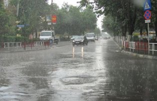 Alerta meteo: Vin doua zile cu ploi puternice, vant si grindina