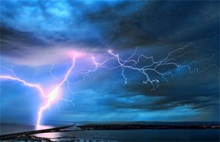 Furtuni puternice in mai multe judete. Cod Galben de vijelii si descarcari electrice