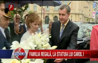 Familia Regala la statuia lui Carol I