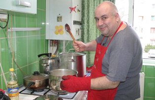Toni Ionescu aka “Mârlanu’” găteşte azi la “Cireaşa de pe tort”!
