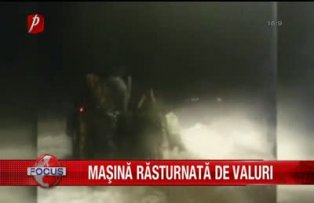 Masina rasturnata de valuri