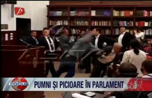 Pumni si picioare in parlament