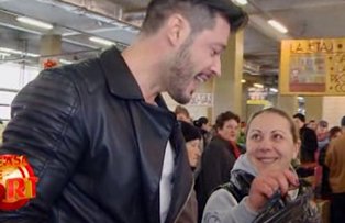 VIDEO /  Victor Slav, asaltat de fane in piata. Cum le-a facut  fata