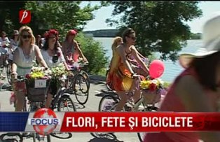 Flori fete si biciclete