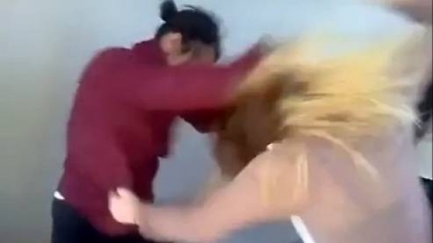 VIDEO / Bataie intr-o sala de clasa: Doua eleve s-au lovit cu pumnii si picioarele
