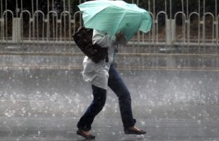 Alerta meteo de vijelii si furtuni se prelungeste. Vezi zonele afectate