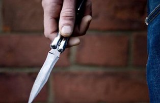 Student de 24 ani, injunghiat in gat la o petrecere