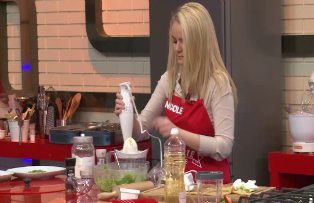 VIDEO / Un gest facut de Nicole la "Mama mea gateste mai bine" a starnit hohote de ras. Nu s-a descurcat deloc