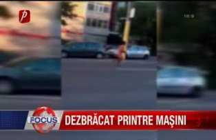 Dezbracat printre masini