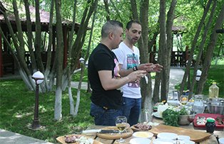Cârcoteală la picnic! Orlando şi Adi se bat cu pumnii în piept că mamele lor gătesc CEL mai bine