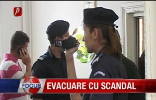 Evacuare cu scandal