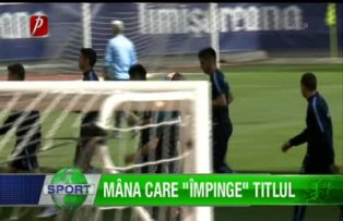 Mâna care "împinge" titlul