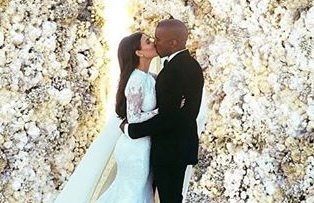 Kim Kardashian ştie secretul unui mariaj reuşit: „Soţul meu mă face să mă simt femeia anului în fiecare zi”. Vezi cum o răsfaţă Kanye!