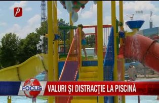 Valuri si distractie la piscina