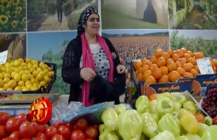 VIDEO / Vladimir Draghia, luat cu asalt de vanzatoare, la piata. Ce i s-a intamplat la o taraba