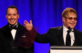 Elton John se pregăteşte de nuntă. Artistul se căsătoreşte cu partenerul său pe 21 decembrie