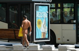 Imagine greu de crezut. Un barbat complet gol s-a plimbat prin Bucuresti ziua, in amiaza mare