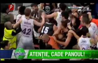 Atenţie, cade panoul!