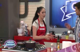 VIDEO / "Nu stiu sa fac asta!". Carmen, pusa in dificultate de reteta mamei