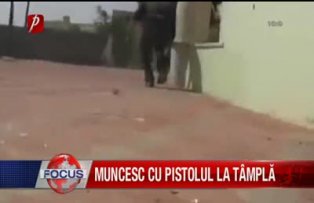 Muncesc cu pistolul la tampla