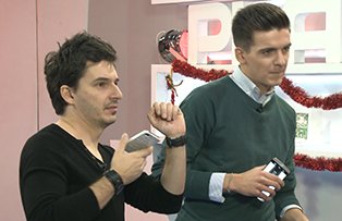 Alex Vasilache, vocea muzicală a Cronicii Cârcotaşilor, cântă la... telefon