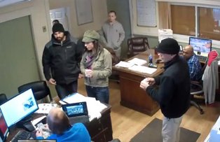 VIDEO / A fost umilit, insa asta l-a imbogatit! Cum a castigat un barbat care livreaza pizza peste 30.000 de dolari