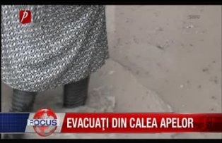 Evacuati din calea apelor