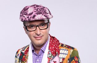 In aceasta seara, Dezbra revine in forta si cu doua asistente, la Cronica Carcotasilor!