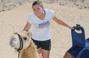 Simona Halep se distreaza la turneul din Dubai. S-a plimbat calare pe camile, in desert / FOTO