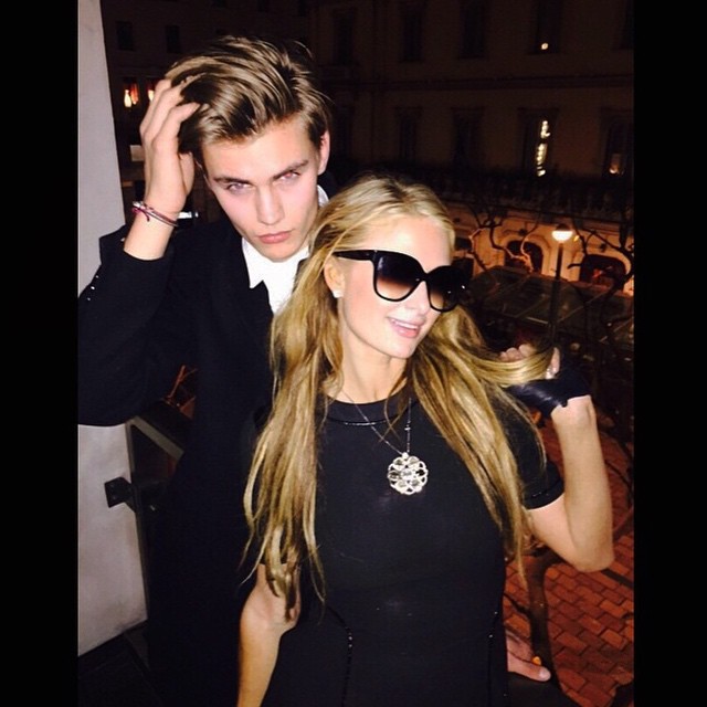 Paris Hilton se iubeste cu fiul unui traficant de droguri. Cine este tanarul cu 15 ani mai mic decat ea