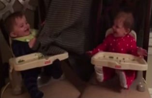 VIDEO / Doi bebelusi gemeni au luat cu asalt Internetul. Cum s-au gandit sa se joace
