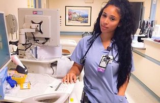 Cea mai sexy asistenta medicala. Pacientii merg la spital doar sa o vada. Cum arata cand renunta la haine