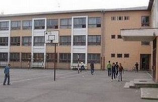 Trei elevi de clasa a XI-a din Dorohoi au intretinut relatii intime de fata cu colegii