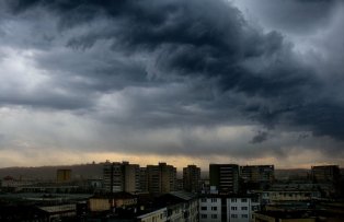 Alerta meteo! Cod Galben de furtuni in jumatate din tara