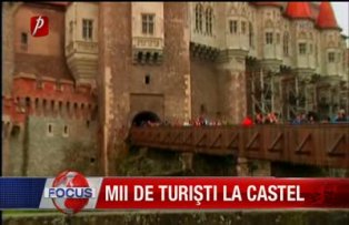 Mii de turisti la castel