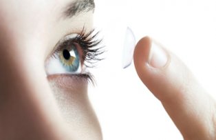 Cea mai mare greseala pe care o faci cand porti lentile de contact