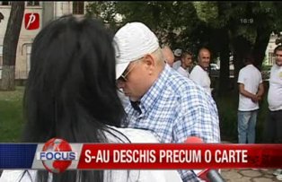 S-au deschis precum o carte