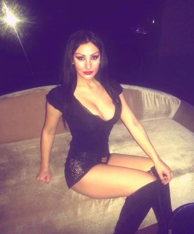 Pozeaza in gospodina perfecta, dar in spatele sortului se ascunde un trup de invidiat! Tina de la "Mama mea gateste mai bine", plina de tatuaje si provocatoare