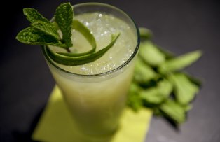 Cele mai bune bauturi care te hidrateaza pe timp de canicula